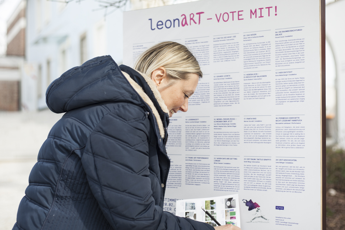 Frau Bürgermeisterin beim Voting an der leonART Wahlurne im öffentlichen Raum